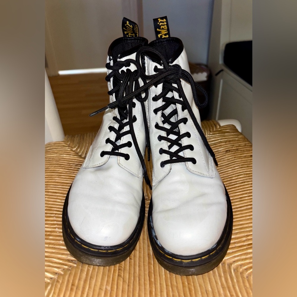 Women’s White Dr. Martens Combat Boots Size EU 37 US 6 Mens 5 Black laces w/ Zip